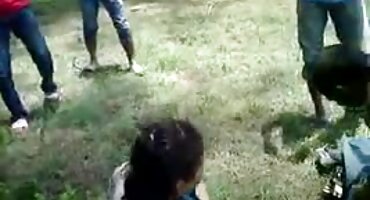 വ്യായാമത്തിന് ശേഷം മനുഷ്യൻ മുലാട്ടോ ഡോഗി സ്റ്റൈൽ