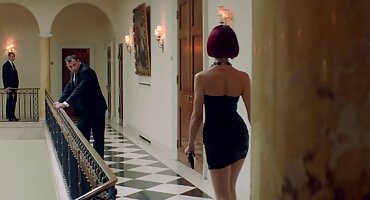 കറുത്ത ഡോക്ടർ മാന്യമായി പിന്നിൽ നിന്ന് പെൺകുട്ടി