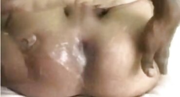 പുരുഷ കോഴി ലിംഗത്തിൽ കറുത്ത പൂൾസൈഡ് വലിക്കുന്നു