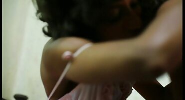 പെൺകുട്ടി രഹസ്യമായി ബീച്ചിൽ ഒരു ബ്ളോഗ് നൽകുന്നു, ലജ്ജ തോന്നുന്നില്ല