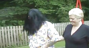 നൈപുണ്യമുള്ള സൗന്ദര്യം ഒരു കോഴി നിൽക്കുന്ന കുടിച്ചു