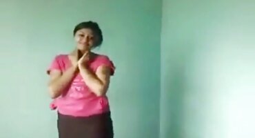 പൂർണ്ണമായും നഗ്നനായി തുടർന്ന് വായിൽ കാമുകി നഗ്നനായി