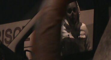 അവളുടെ വളഞ്ഞ പുസ്സി മാനേജറിൽ നിന്ന് തറയിൽ കോഴി ലഭിച്ചു