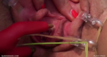 അവളുടെ ജോലി വായ കൊണ്ട്, യുവതി കോഴിയെ കുടുക്കുന്നു