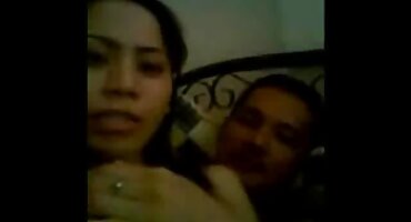 നാലു കണ്ണുകളുള്ള സുന്ദരി ഇരുന്നു കോഴി കുടിച്ചു