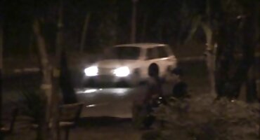 അവൾ വായിൽ ഒരു ബസ്റ്റി ബസ്റ്റി ബേബി തീറ്റിച്ചു