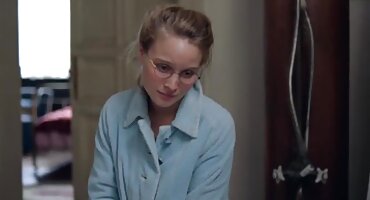 സജീവമായി പങ്കാളിയുടെ കോഴി വെളിച്ചം കളിക്കുന്നത്