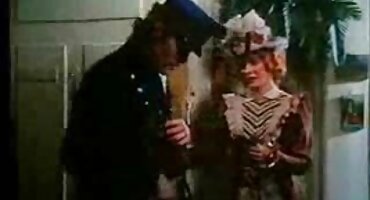 വൈറ്റ് ഹെയർഡ്രെസ്സർ ഹഹൽ സ്റ്റഫ് യുവ യുവതി