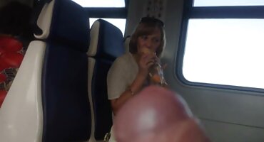 തുകൽ സോഫയിൽ മേശമേൽ ഒരു റെഡ്ഹെഡ് പെൺകുട്ടി നശിപ്പിച്ചു