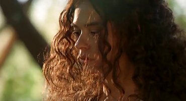 അവൻ അടുക്കളയിൽ തന്റെ കാമുകി പീഡിപ്പിക്കുകയും കോഴിക്കുട്ടി വേണ്ടി ഡോഗി സ്റ്റൈൽ ഇടുന്നു