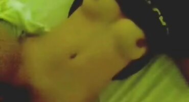 അവളുടെ വികാരാധീനനായ പുരുഷ കാമുകി അവളുടെ യോനി നൽകുന്നു