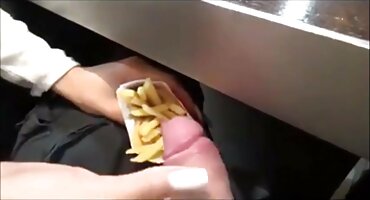 താഴ്മയുള്ള പങ്കാളി കുളിമുറിയിൽ തീവ്രമായി പെൺകുട്ടി