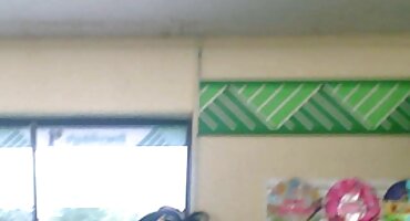 പുഞ്ചിരിക്കുന്ന പെൺകുട്ടി മറ്റൊരാളുടെ കാമുകിയെ ചതിച്ചു