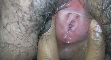 സൂപ്പർ-നോട്ടി അപ്സ്കർട്ട് കുളിമുറിയിൽ കാമുകി