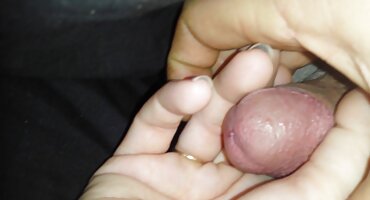 സ്റ്റോക്കിംഗിൽ വലിയ സിലിക്കൺ ടിറ്റുകൾ ഉള്ള ബ്ലോണ്ട് സമനിരപ്പുണ്ടാക്കുന്നു