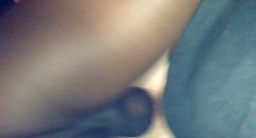 അവളുടെ നൈപുണ്യമുള്ള വായ് കൊണ്ട്, സ്ത്രീ കോഴിയെ എത്തി