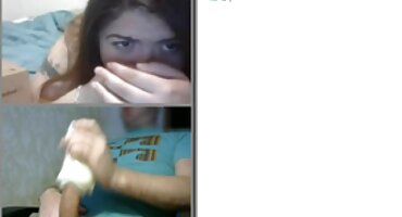 ഗ്രേ മുടിയുള്ള മുത്തച്ഛൻ യുവ നായിന്റെ കൂടെ റിലാക്സ്