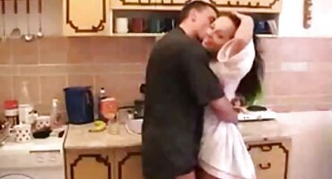 യുവ സ്റ്റഡ് വീട്ടിൽ സുന്ദരമായ ചൂടുള്ള പെൺകുട്ടി