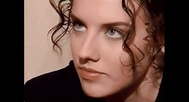 കൈകളും കോഴി ആവേശത്തിലാണ് മസാജ് പെൺകുട്ടി