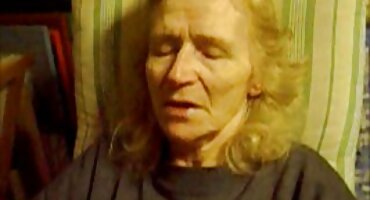 കർശനമായ ചങ്ങാതിമാർ ഒരു സുന്ദരിയായ പെൺകുട്ടിയുടെ കഴുതയും വായും