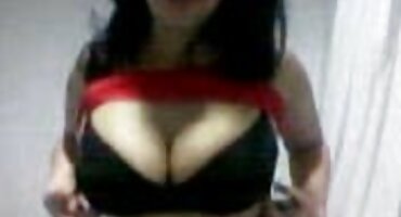 സുന്ദരിയായ പെൺകുട്ടി അവളുടെ കഴുത്തിൽ ഒരു വൈബ്രേറ്റർ ചേർക്കുന്നു