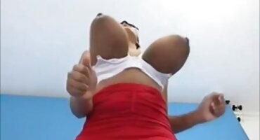 ഒരു വലിയ കോഴി ഒരു മുലാട്ടോ ഉപയോഗിച്ച് ബുര്ലി ചക്ക് രുചികരമാണ്