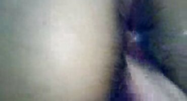 വലത് തറയിൽ ലാറ്റിന ഒരു വെളുത്ത കോഴി ചൊറിച്ചിൽ ന്