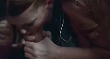 ആകർഷണീയമായ പെൺകുട്ടി ആവേശത്തോടെ അവളുടെ വായിൽ ഒരു കോഴി എടുക്കുന്നു