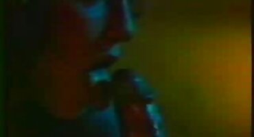 പെണ്കുട്ടിയെ ശാന്തമാക്കാന് കാറില് വായില് കൊണ്ടുവന്ന പെണ്കുട്ടി