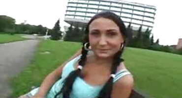 കട്ടിയുള്ള കുരുമുളക് തോട്ടത്തിൽ പെൺകുട്ടികൾ തിരിയുന്നു