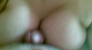 അവൻ തന്റെ നാവ് കോഴിക്ക് പിടിച്ചു ഒരു നല്ല സക്ഷൻ ക്രമീകരിച്ചു