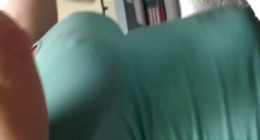 കറുത്ത മുടിയുള്ള പെൺകുട്ടി ആൺകുട്ടിയുടെ അച്യുതാനന്ദൻ കോഴി കുടിച്ചു