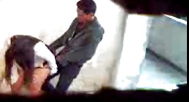 താഴ്മയുള്ള മംസെല് അവളുടെ വായിൽ ഒരു കോഴി എടുത്തു സ്ട്രോക്ക്