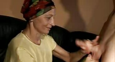 ചെറിയ മുലകളുള്ള മനോഹരമായ ചിയർലീഡർ സ്വയം പരിശീലകന് നൽകി