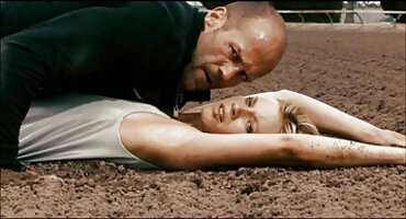 ആൺകുട്ടികൾ പാവാട മേശപ്പുറത്ത് സുന്ദരിയാണ് അവളുടെ മൂകത ഉണ്ടാക്കുന്നു