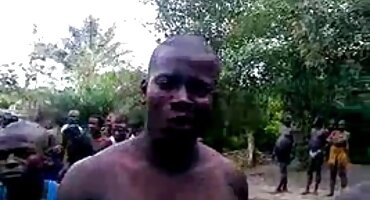 ഒരു സുന്ദരനായ കാമുകനൊപ്പം കുളത്തിൽ ചിക്കൻ