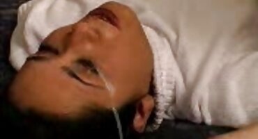 ഒരു നഗ്നയായ പെൺകുട്ടിയുടെ പുസിയുടെ ആവേശത്തിൽ നിന്ന് അവൾ നനയ്ക്കുന്നു