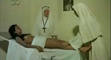 തമാശ പെൺകുട്ടി അവളുടെ കാലുകൾ സ്പ്രെഡ്