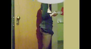 പെണ്കുട്ടി പാന്റീസ് ഊരി വേഗത്തില് ഇരുന്നു