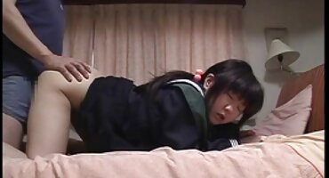 ചുവന്ന മുഖമുള്ള മനുഷ്യൻ ഒരു യുവ നായിന്റെ പുസ്സി നക്കുന്നു