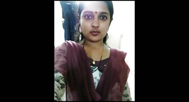 ബീച്ചിൽ നിന്ന് ഒരു ആൺകുട്ടിയിൽ നിന്ന് ചോക്ലേറ്റ് കോഴി കുടിക്കുന്നു