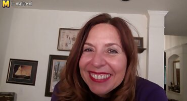 പരിചയസമ്പന്നനായ ഭർത്താവ് മുറ്റത്ത് കുടിലിൽ ഭാര്യയെ തല്ലുന്നു