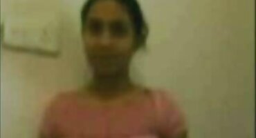 Drops പട്ടി യാതൊരു സംശയവുമില്ല അവളുടെ കാലുകൾ പരത്തുന്നു.