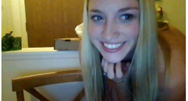 സുന്ദരിയായ മിസ് വീഞ്ഞു കുടിച്ചു ഒരു ആൺകുട്ടിയുടെ നഗ്നത