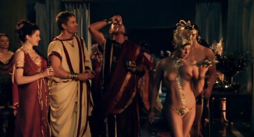 യംഗ് ലാറ്റിൻ ഒരു വലിയ കോഴി അത് വളരെ ഇഷ്ടപ്പെടുന്നു