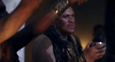 ഒരു സുന്ദരിയായ വേശ്യയുടെ കഴുതയ്ക്ക് വലിയ കറുത്ത ബോൾട്ട്