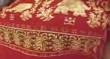 സുന്ദരിയായ യുവതി എബോണി ഗുഡ്ബൈ നൽകി