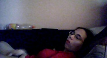 കാറിനുള്ളിലെ കോഴി ഇരുന്നു സന്തോഷത്തോടെ മൂളുന്നു