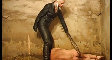 രണ്ടു സുന്ദരികൾ പങ്കിടുന്നു ഒരു യുവ സ്റ്റഡ് ന്റെ കോഴി