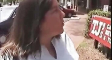 അത്ഭുതകരമായ പെൺകുട്ടികൾ അവരുടെ വായിൽ ഒരു കോഴി എടുക്കൽ തിരിഞ്ഞു